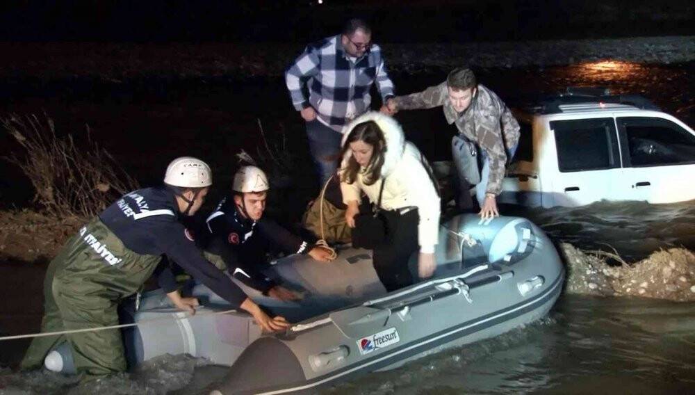 Kamyonet akıntılı Boğaçayı’na düştü, mahsur kalan 3 kişi botla kurtarıldı