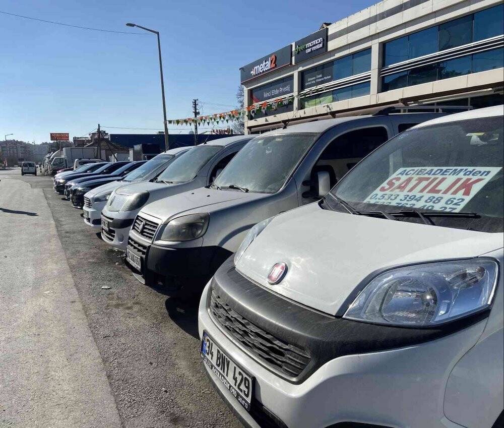 Oto galericiler stoktaki araçların piyasaya çıkmasını bekliyor