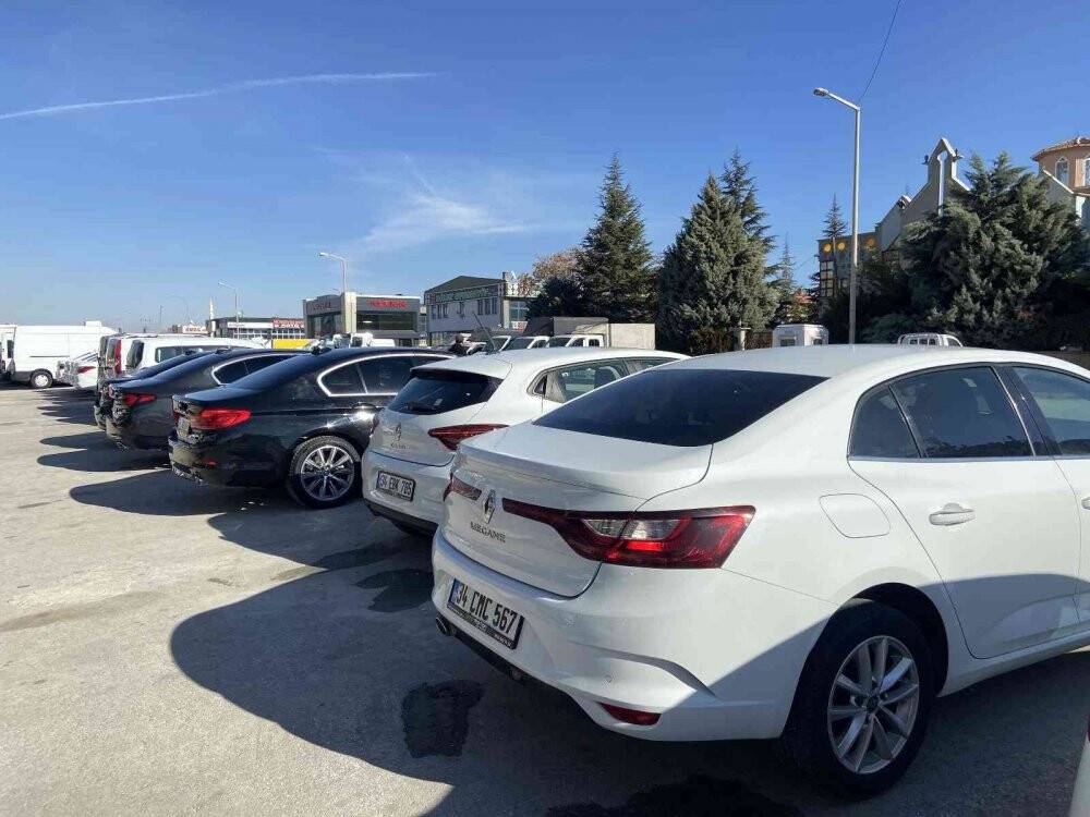 Oto galericiler stoktaki araçların piyasaya çıkmasını bekliyor