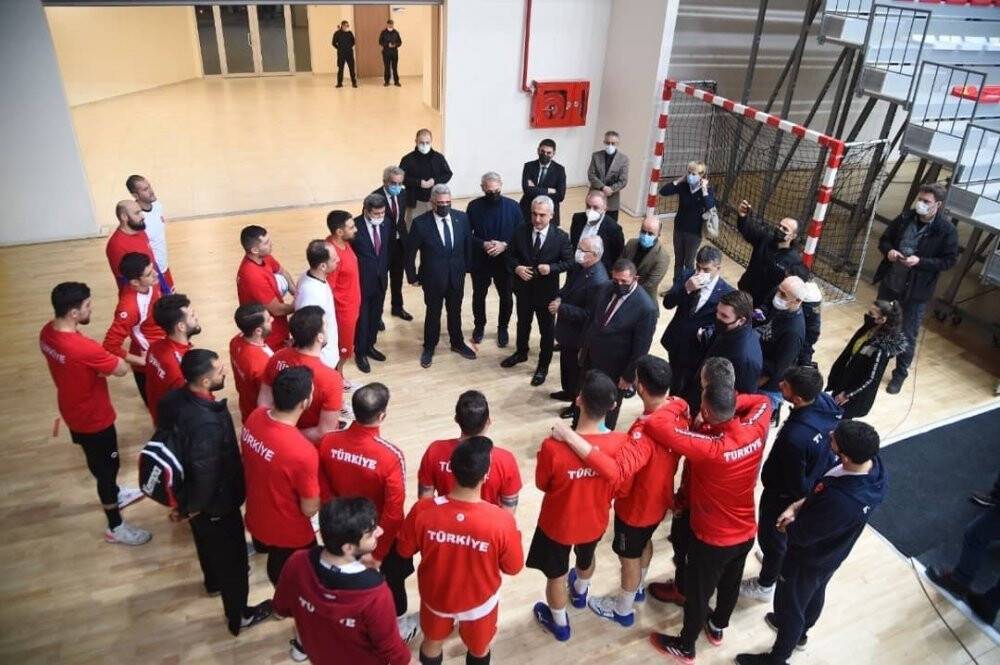 Başkan Vidinlioğlu’ndan A Milli Hentbol Takımına baklava ikramı