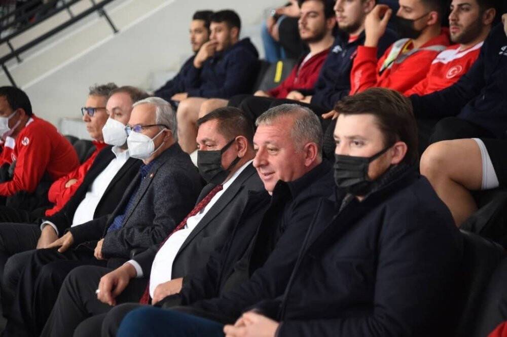 ’Hentbolun kızları’ndan Milli Takıma destek mesajı