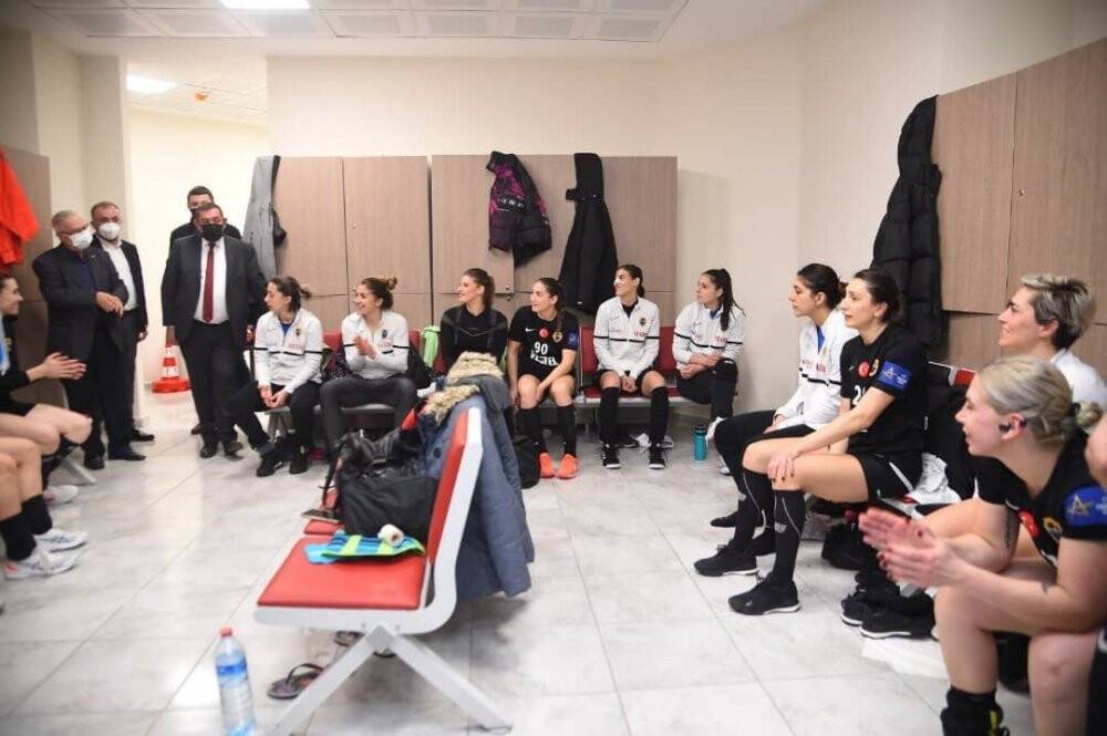 ’Hentbolun kızları’ndan Milli Takıma destek mesajı