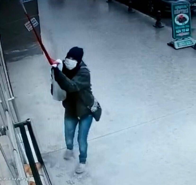 İş yerindeki Türk bayrağını indirmeye çalışan kadın kameraya yakalandı