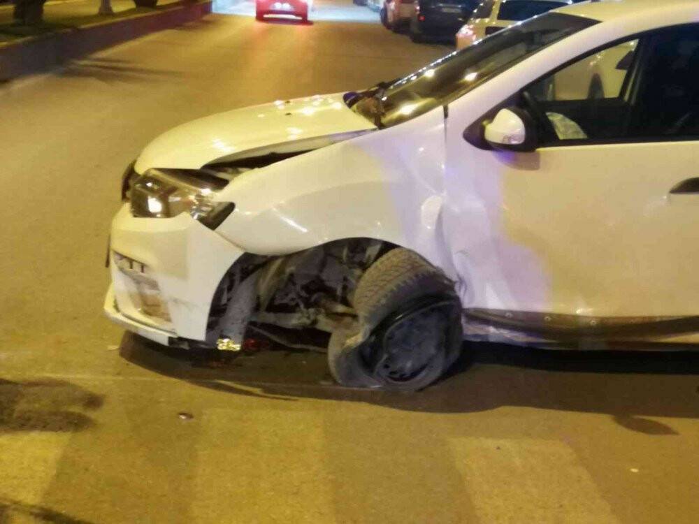 Kontrolden çıkan otomobil refüje çarptı: 1 Yaralı