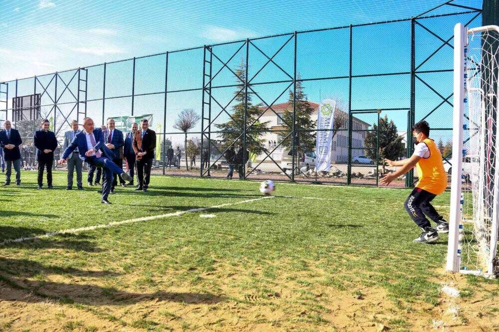 Meram’da 10 okulun bahçesine halı saha kazandırıldı