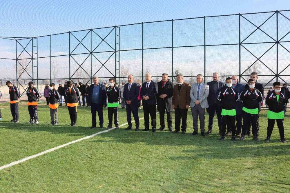 Meram’da 10 okulun bahçesine halı saha kazandırıldı