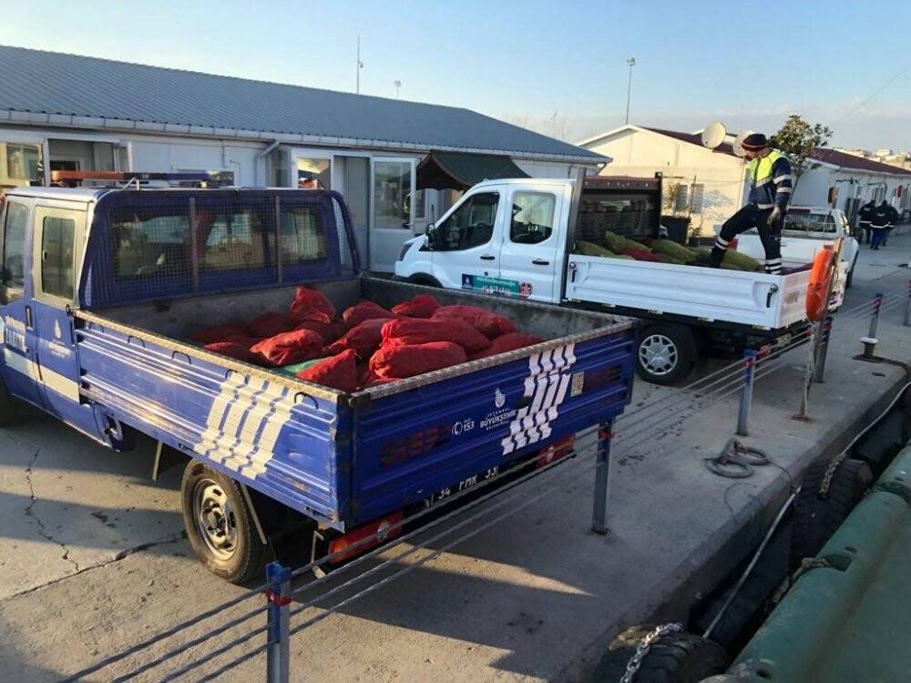 Bayrampaşa Hali’nde 5 ton kaçak midye ele geçirildi: Canlı midyeler denize bırakıldı