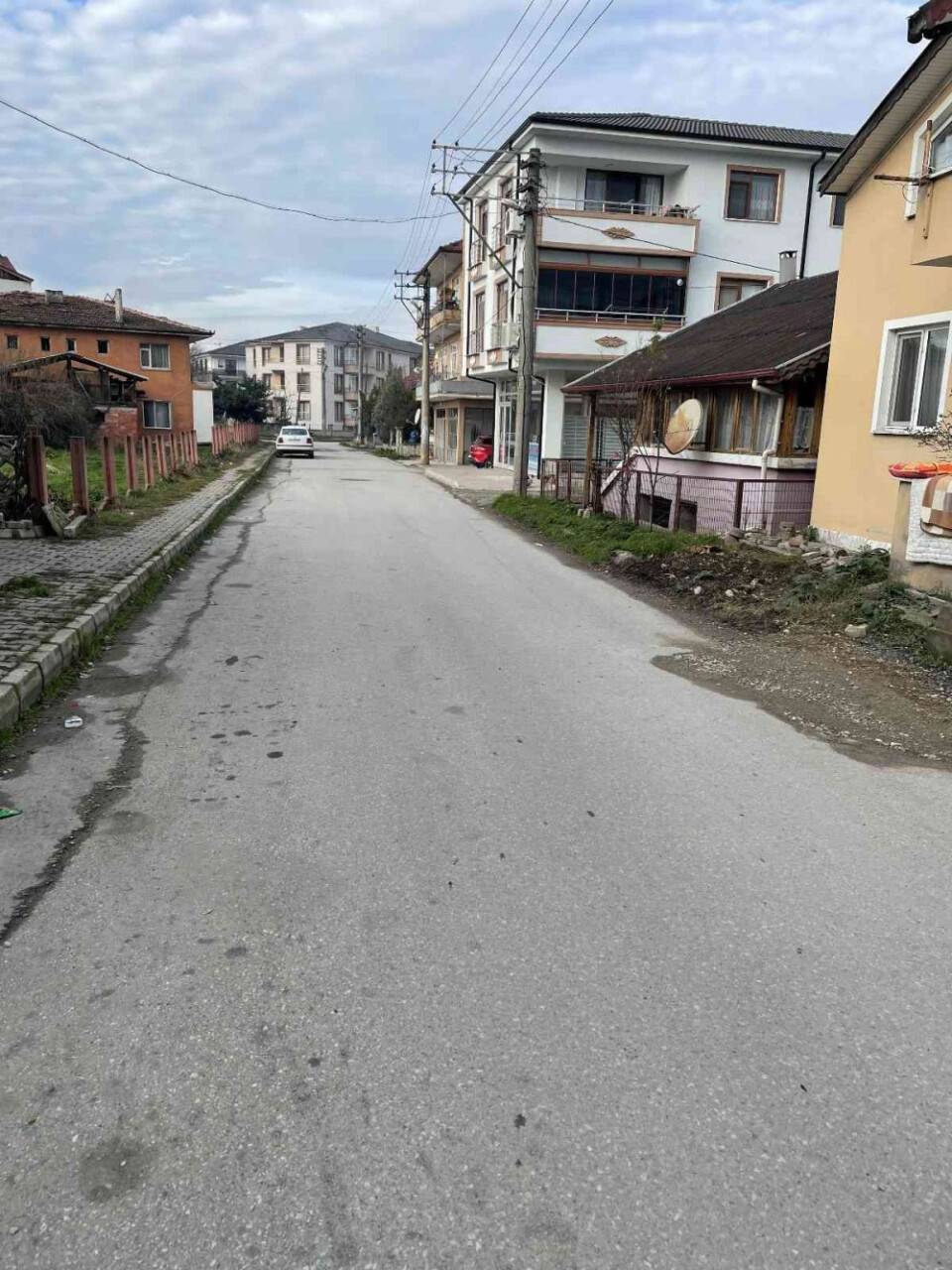 İşe giderken 4  köpeğin saldırısına uğradı