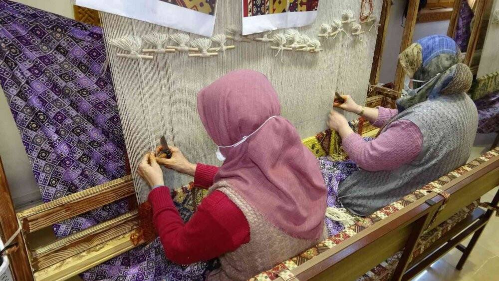 Ispartalı kadınlar halı dokumacılığını tekrar canlandırıyor