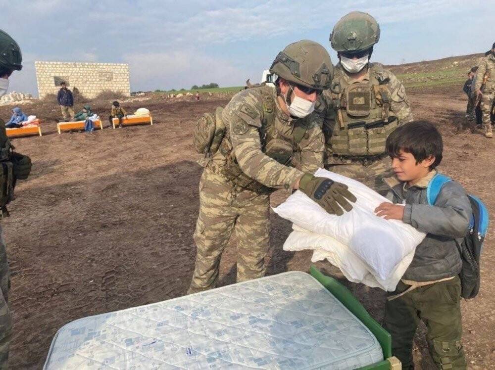 Mehmetçik’ten çocuklara yatak ve yorgan yardımı