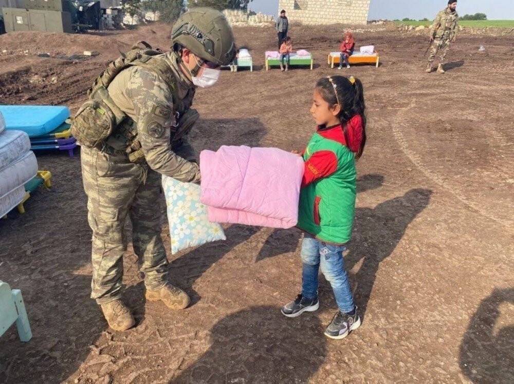 Mehmetçik’ten çocuklara yatak ve yorgan yardımı
