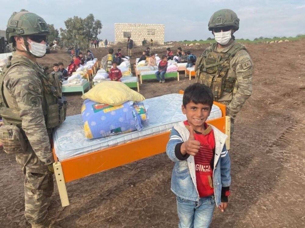 Mehmetçik’ten çocuklara yatak ve yorgan yardımı