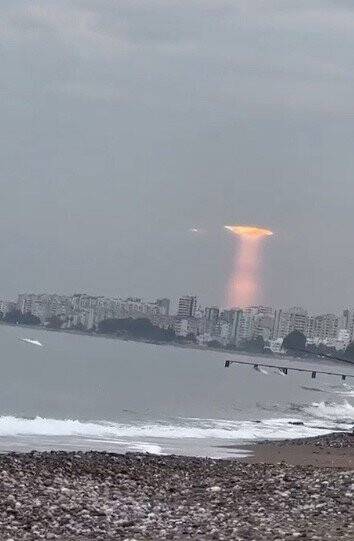 Mersin’de bulutların arasından yansıyan gün ışığı şaşırttı