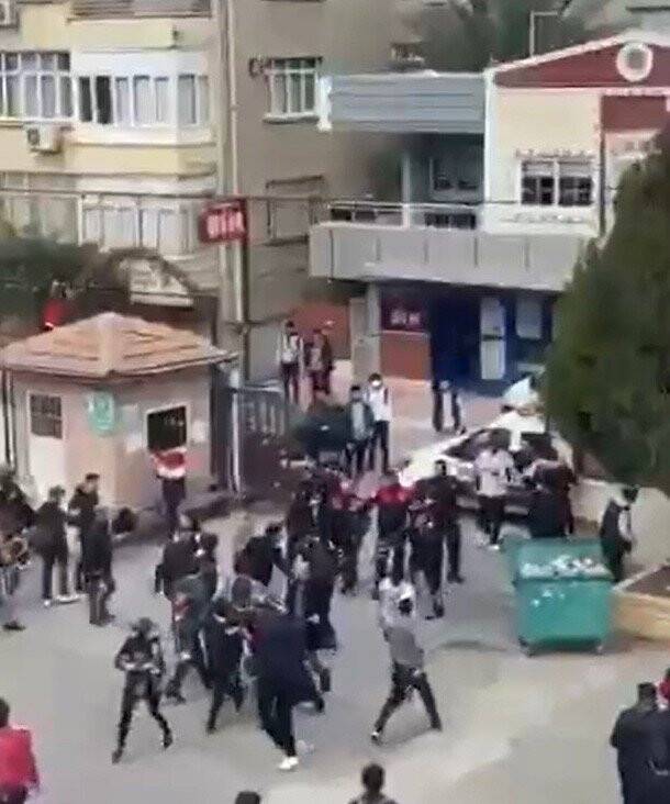 Öğrencilerin kavgasına veliler de karıştı: 3 yaralı