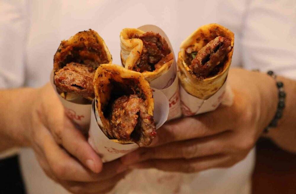 Adana’da yeni trend: "Lahmacun arası kebap"