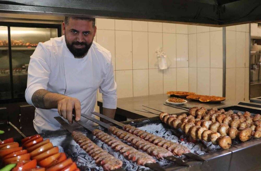 Adana’da yeni trend: "Lahmacun arası kebap"
