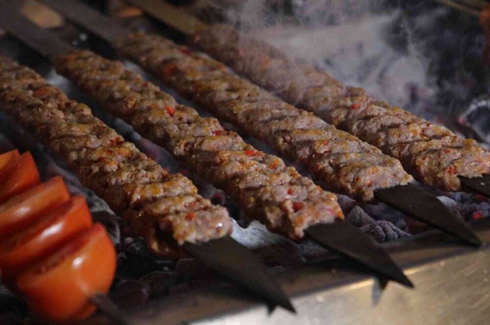 Adana’da yeni trend: "Lahmacun arası kebap"