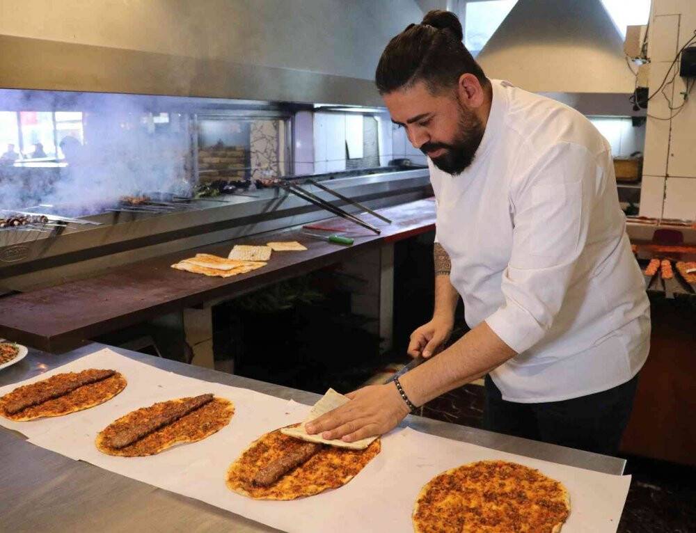 Adana’da yeni trend: "Lahmacun arası kebap"