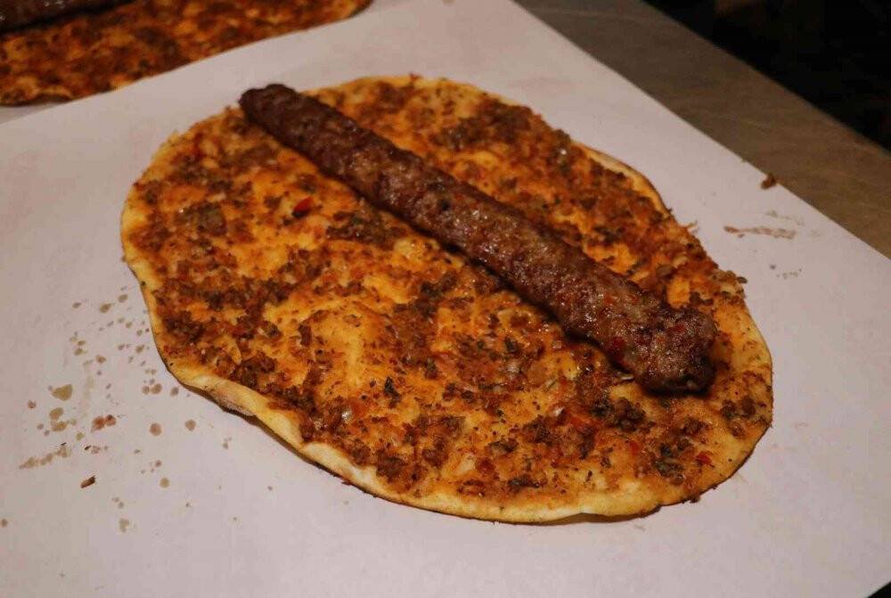 Adana’da yeni trend: "Lahmacun arası kebap"