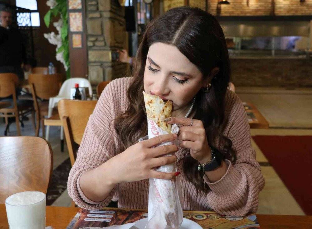 Adana’da yeni trend: "Lahmacun arası kebap"
