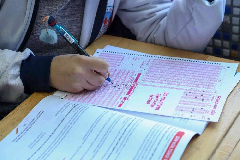 Meram’da 8. Sınıf öğrencileri MEGA sınavında ter döktü