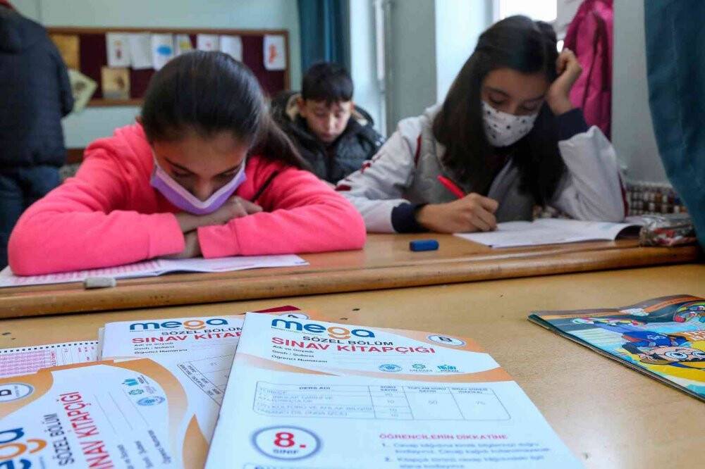 Meram’da 8. Sınıf öğrencileri MEGA sınavında ter döktü