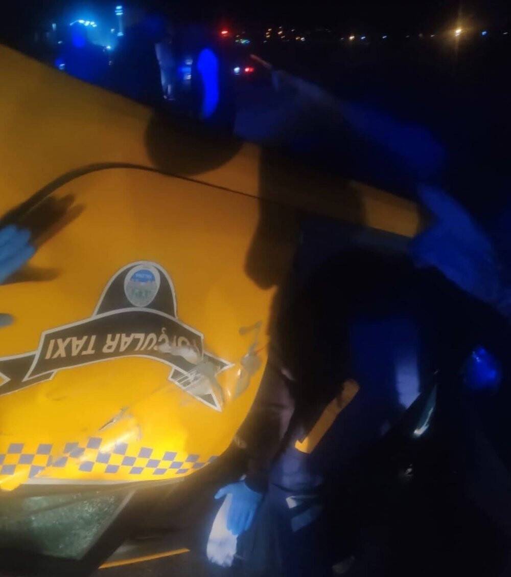 Otomobille çarpışan ticari taksi takla attı: 2 yaralı