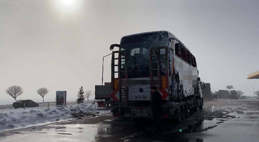 15 kişi yaralanmıştı, otobüs kaza yerinden kaldırıldı
