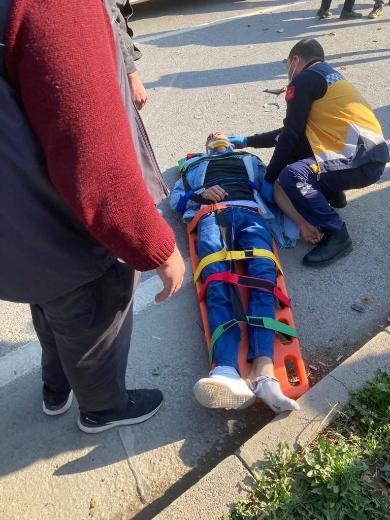 Ambulansla doğuma giden karısını motosikletle takip eden gence otomobil çarptı