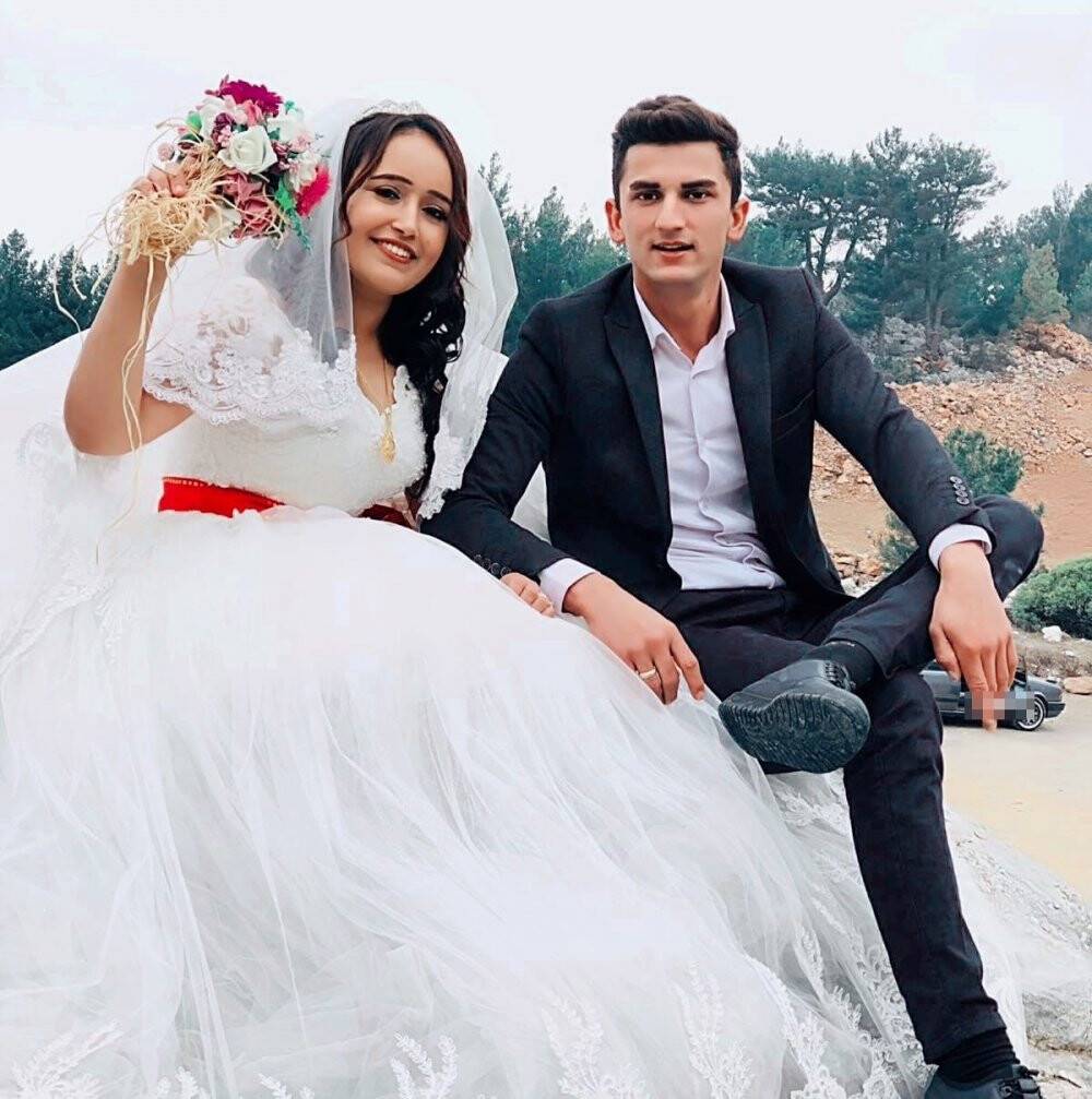 Ambulansla doğuma giden karısını motosikletle takip eden gence otomobil çarptı