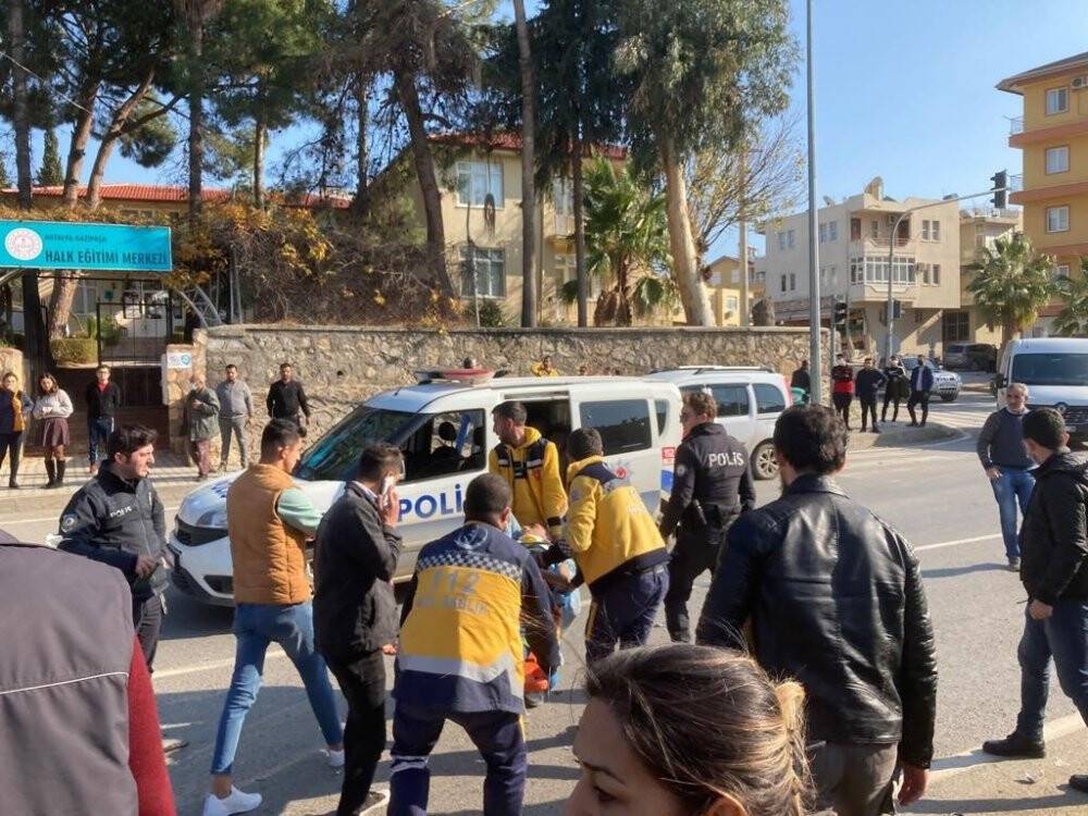 Ambulansla doğuma giden karısını motosikletle takip eden gence otomobil çarptı