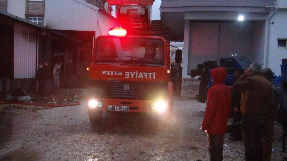 Antalya’da ardiyeye düşen yıldırım yangın çıkardı