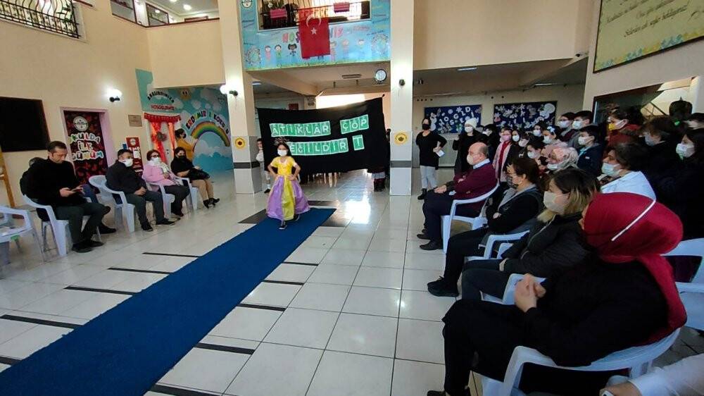 Atık malzemelerle yaptıkları elbiselerle defile sundular