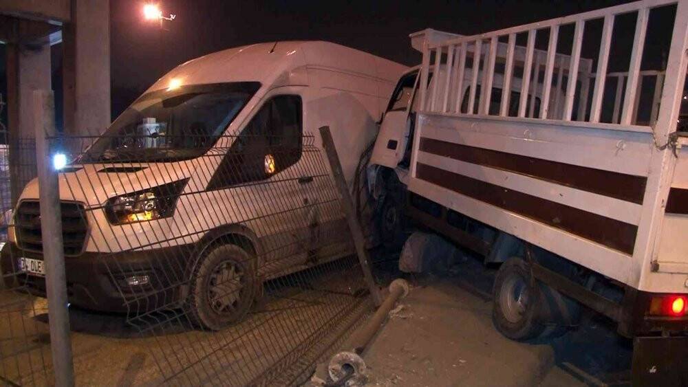 Avcılar Gişeleri’nde kamyonet karşı şeritten gelen panelvana çarptı