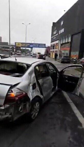 Avcılar’da kaldırıma çıkan otomobil yayaya çarptı