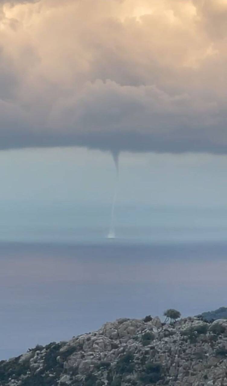 Denizde hortum oluştu, o anlar kameraya yansıdı
