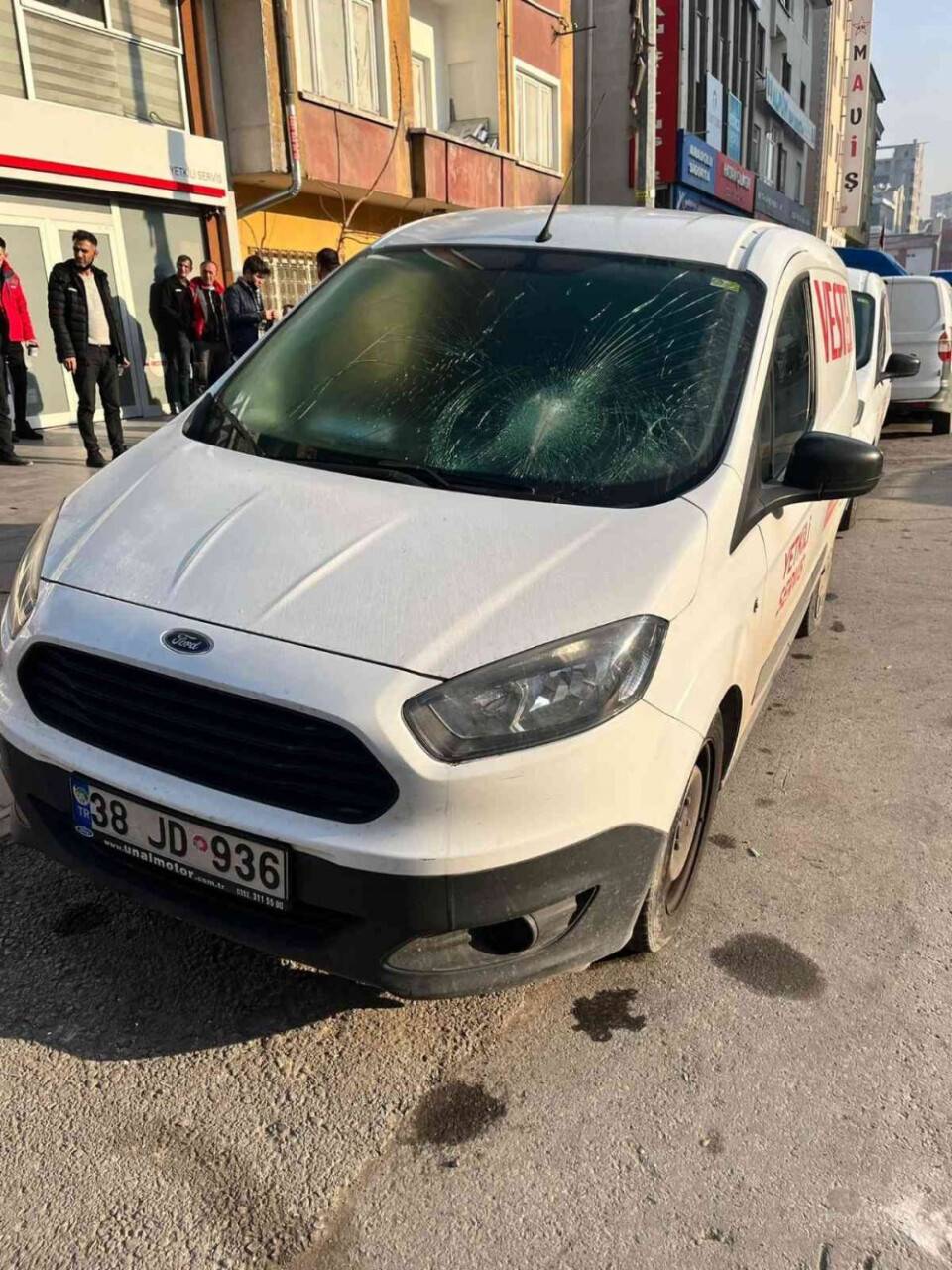 Eline aldığı taşla araçların camını kırdı
