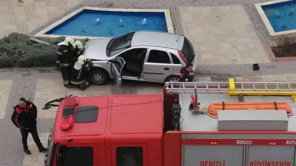 Kadın sürücü trafik ışıklarını söküp götürdü