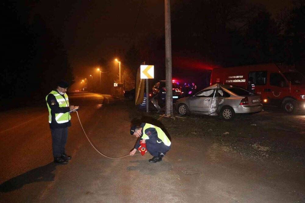Kaygan yolda kontrolden çıkan otomobil beton direğe çarptı: 1 yaralı