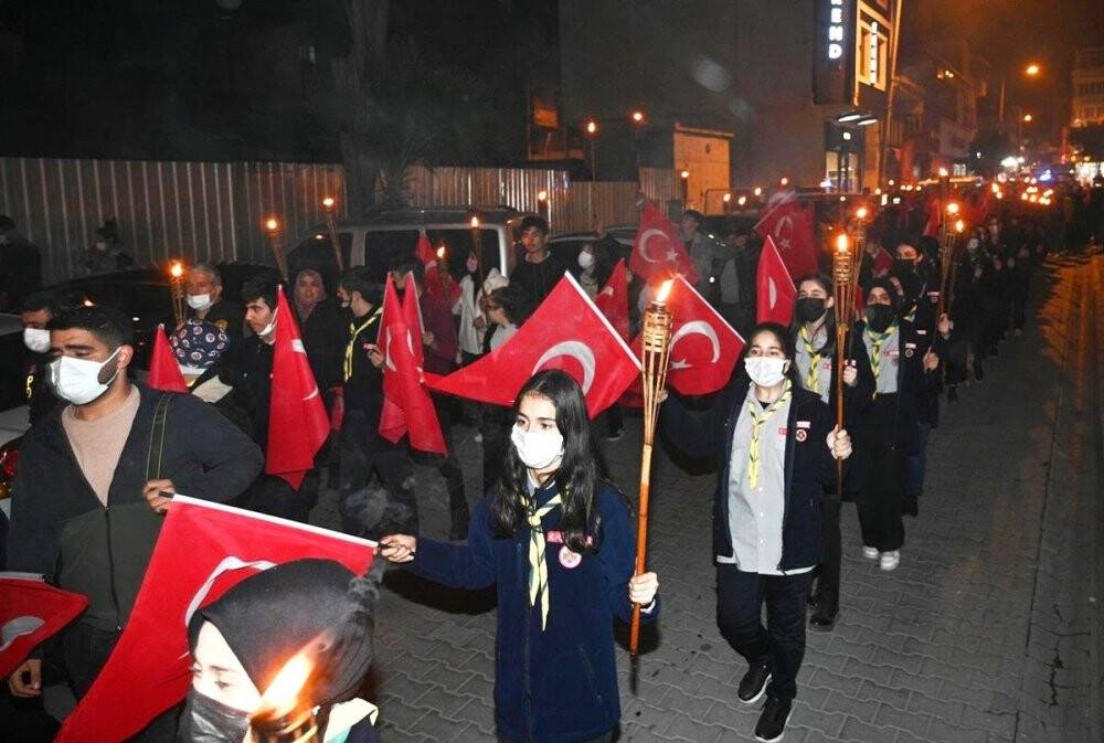 Osmaniye’nin kurtuluş yıl dönümünde fener alayı düzenlendi