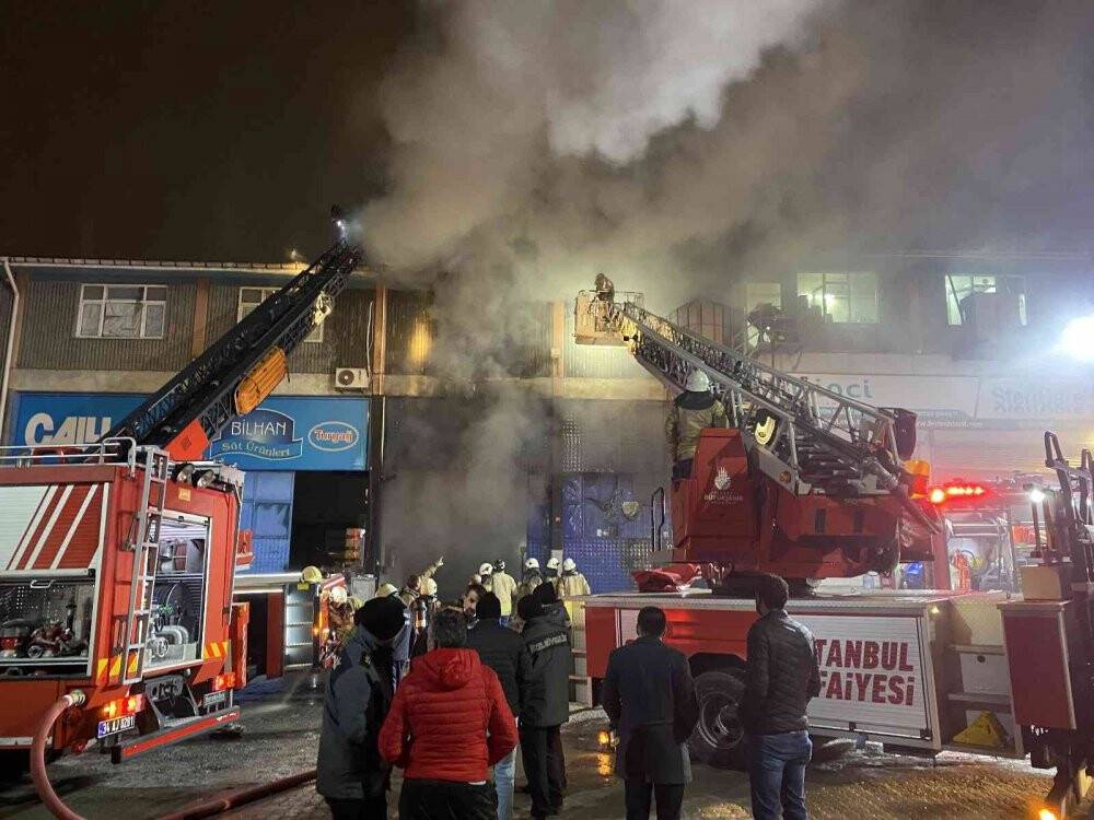 Sultanbeyli’de kağıt helva deposu 2 saat arayla tekrar yandı