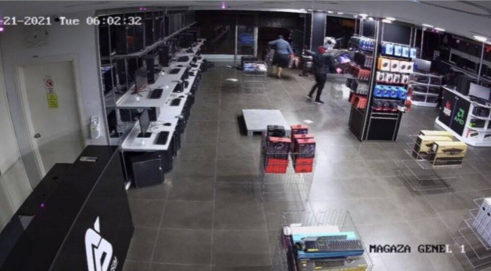 Teknoloji mağazasında soygun: Hırsızlık yarışına girince ayağı kayıp yere düştü