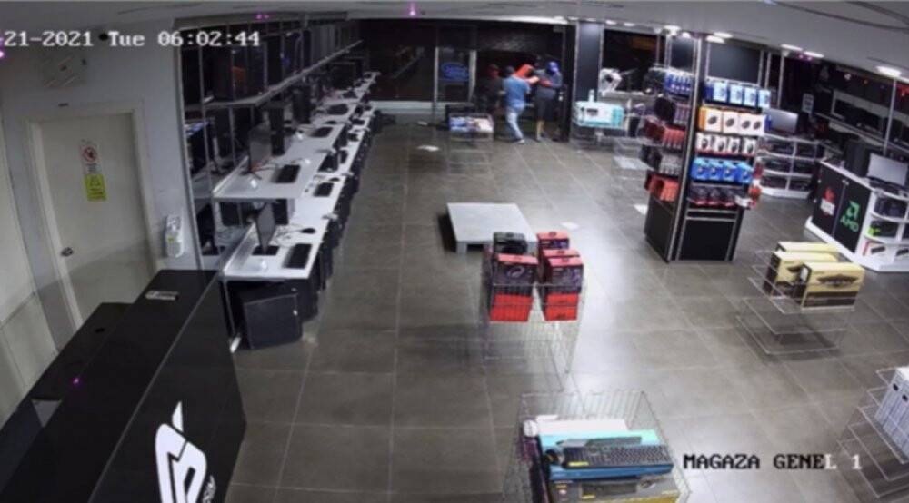 Teknoloji mağazasında soygun: Hırsızlık yarışına girince ayağı kayıp yere düştü