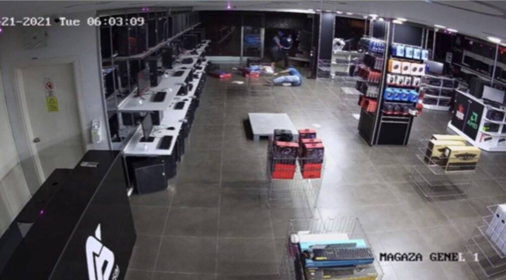 Teknoloji mağazasında soygun: Hırsızlık yarışına girince ayağı kayıp yere düştü