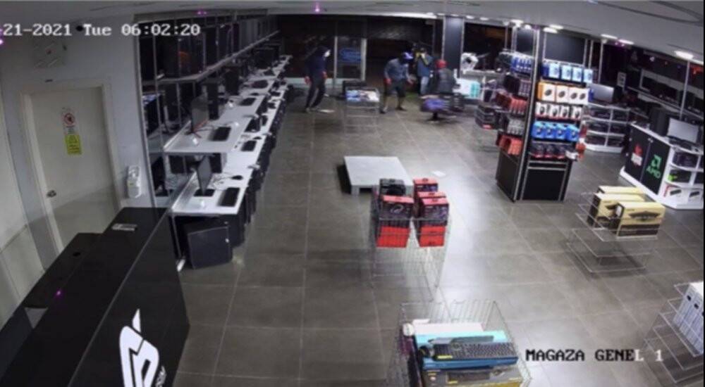 Teknoloji mağazasında soygun: Hırsızlık yarışına girince ayağı kayıp yere düştü