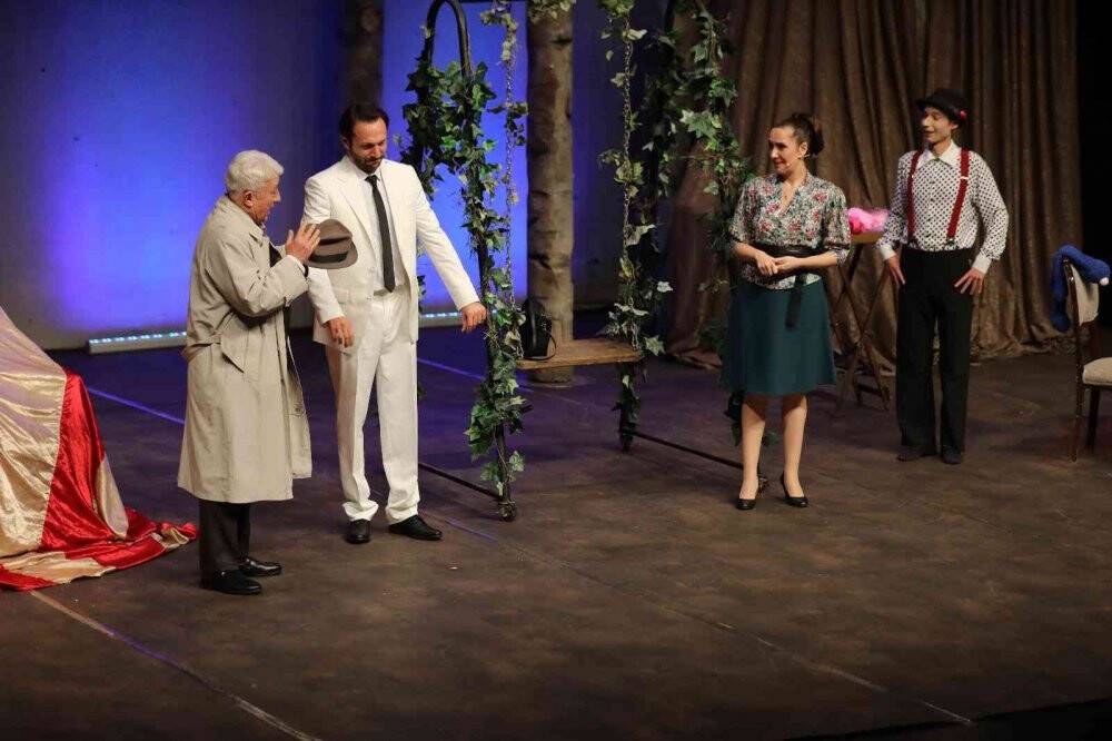 Usta tiyatrocular Başakşehir’de sahneye çıktı