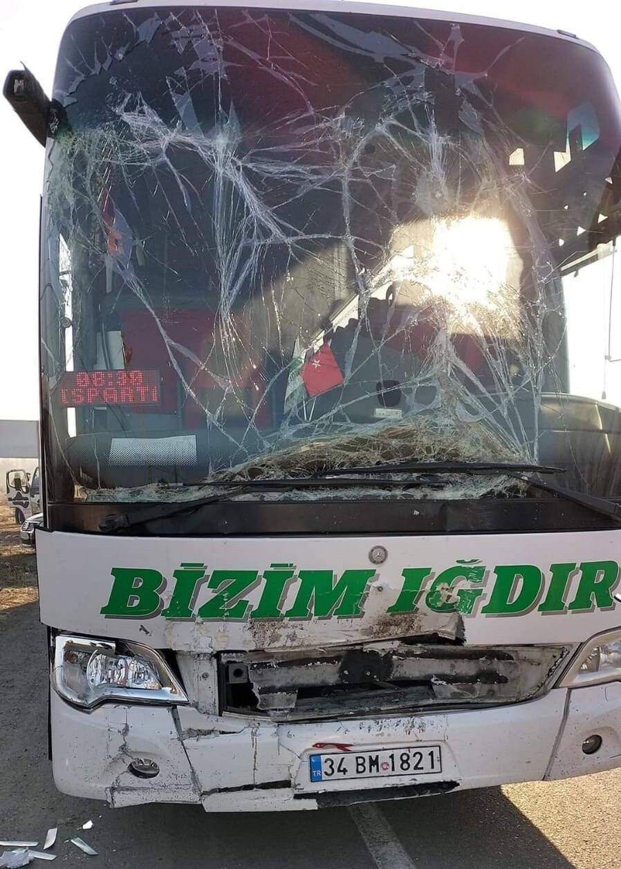Yolcu otobüsü kamyonete çarptı: 1 yaralı