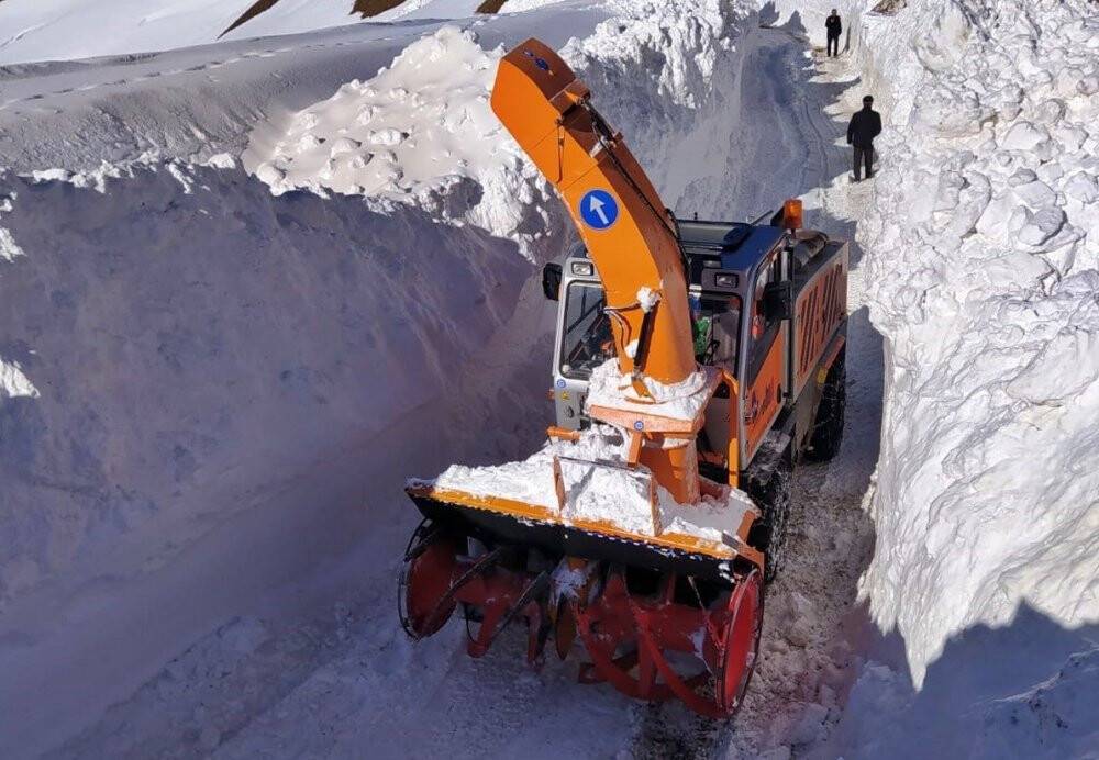 Kar kalınlığı iş makinelerinin boyunu geçti