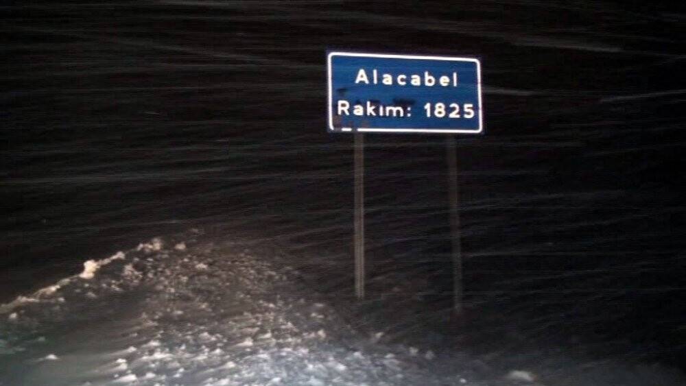 Konya yolunda başlayan kar yağışı etkili oluyor