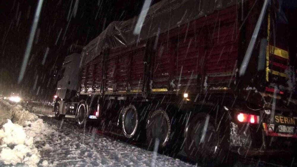 Konya yolunda başlayan kar yağışı etkili oluyor